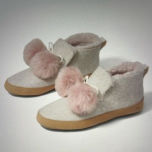 Brand new Toms Nahla slippers. Pale Mauve Two Tone, Felt with Pom Poms.
